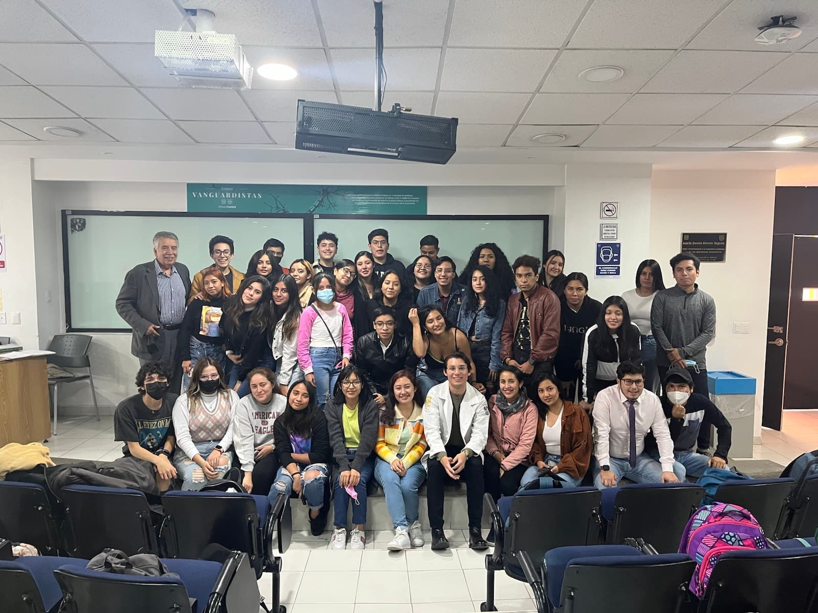 Alumnos de SmartMed reunidos durante una actividad académica